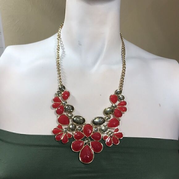 FRANCESCA’s Statement Necklace - Picture 5 of 5